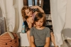 Naturalny spray do rozczesywania włosów z organicznym aloesem dla dzieci i niemowląt Mini U podczas użycia