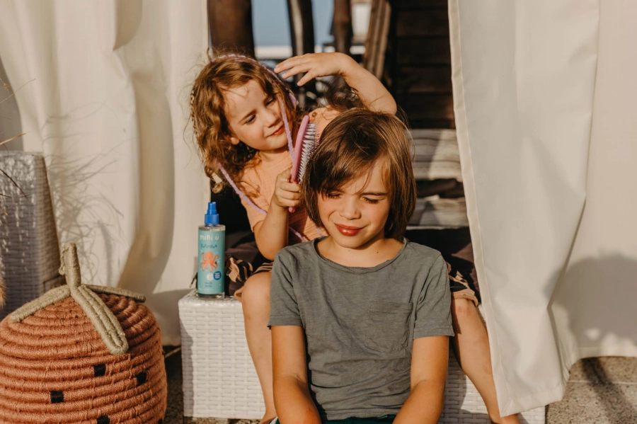 Naturalny spray do rozczesywania włosów z organicznym aloesem dla dzieci i niemowląt Mini U podczas użycia